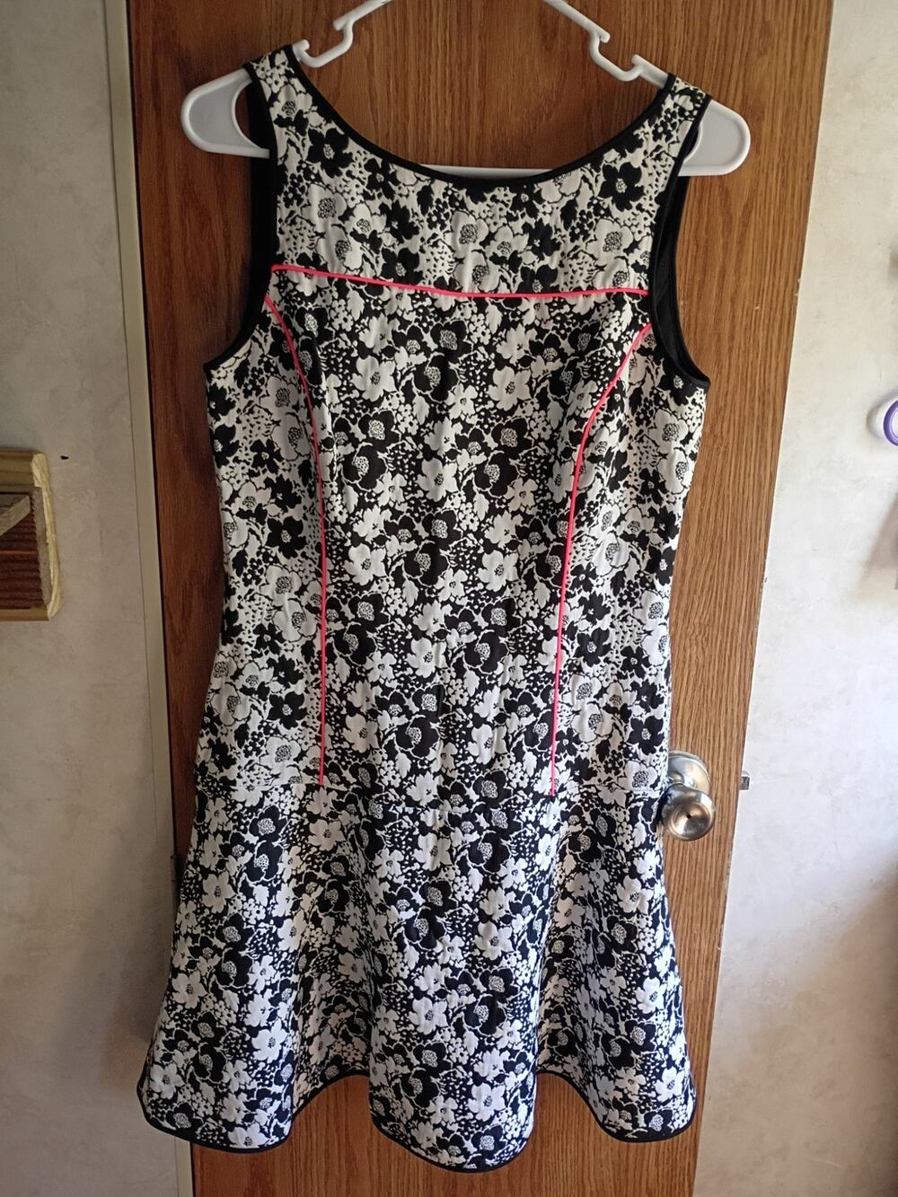 Banana Republic Black White Floral Dress 6 Neon Pink Piping V Back Gold Zip